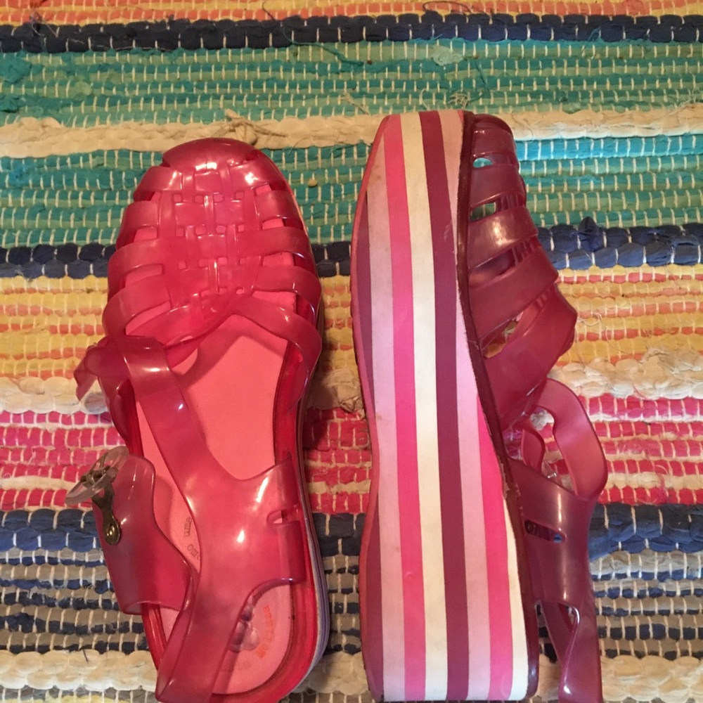 Size 6 platform 90's sandals